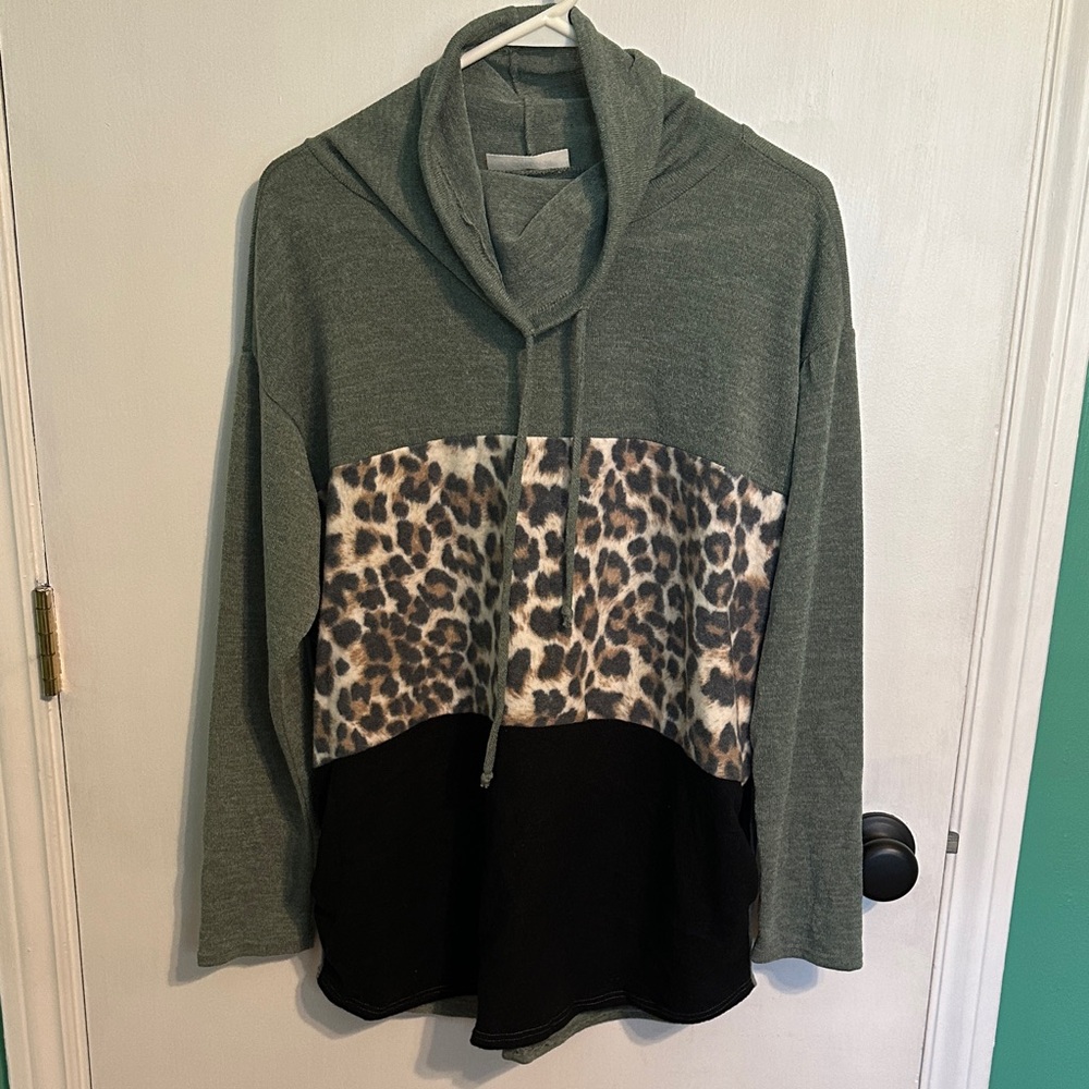 0032 Haptics‎ Green and Black Leopard Print Women's Hoodie size medium